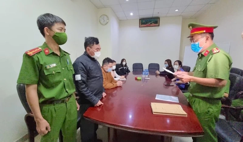 Tổng Giám đốc Công ty cổ phần Đầu tư phát triển nhà Đà Nẵng Nguyễn Quang Trung bị khởi tố, bắt tạm giam ngày 7/12/2021 về tội vi phạm quy định về quản lý, sử dụng tài sản nhà nước gây thất thoát, lãng phí. 