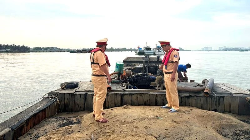 Lực lượng Cảnh sát giao thông đường thủy bắt giữ thuyền khai thác cát trái phép trên sông Đồng Nai, đoạn thuộc xã Tam An, huyện Long Thành. 