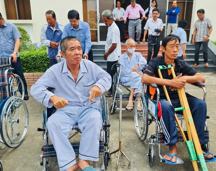 Lễ giao nhận xe lăn cho người khuyết tật, người già yếu tại Bạc Liêu. 