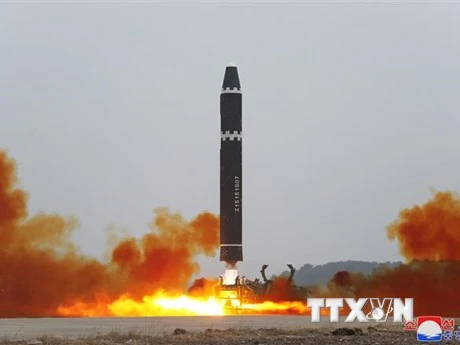 Tên lửa đạn đạo liên lục địa của Triều Tiên được phóng thử tại Sân bay quốc tế Bình Nhưỡng ngày 18/2. (Ảnh: KCNA/TTXVN)