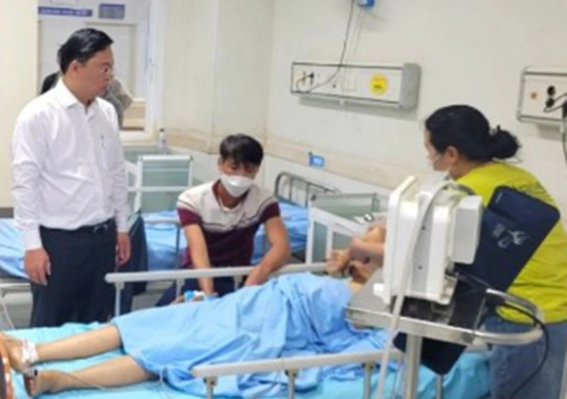 Chủ tịch Ủy ban nhân dân tỉnh Quảng Nam Lê Trí Thanh thăm hỏi nạn nhân tại Bệnh viện Đa khoa Trung ương Quảng Nam. 