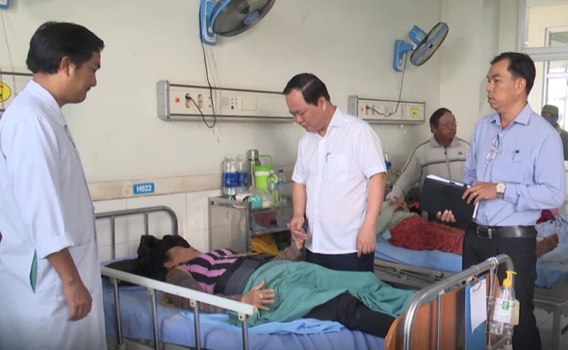 Phó Chủ tịch Ủy ban nhân dân tỉnh Nguyễn Hồng Quang thăm hỏi các nạn nhân đang điều trị Bệnh viện Đa khoa Trung ương Quảng Nam.
