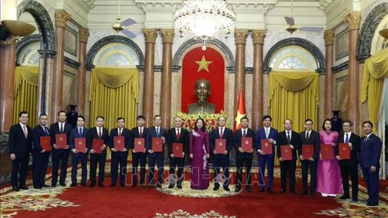 Quyền Chủ tịch nước Võ Thị Ánh Xuân với các đại sứ. (Ảnh: TTXVN)