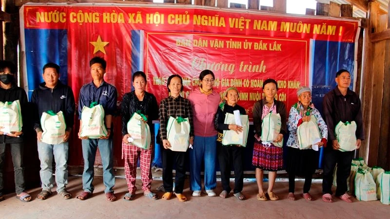 Trưởng Ban Dân vận Tỉnh ủy Đắk Lắk H’Kim Hoa Byă trao tặng quà là nhu yếu phẩm cho các hộ có hoàn cảnh đặc biệt khó khăn tại thôn 14, xã Cư Kbang. 