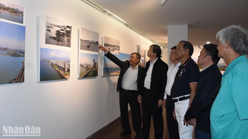 Nghệ sĩ nhiếp ảnh Ông Văn Sinh giới thiệu các tác phẩm tại triển lãm.