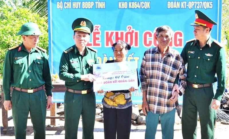 Lễ trao biển hỗ trợ xây dựng “Nhà đoàn kết quân dân” cho gia đình ông Phan Thanh Sang ở xã biên giới Ia Rvê.