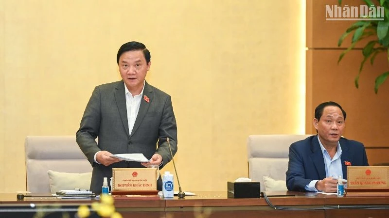 Phó Chủ tịch Quốc hội Nguyễn Khắc Định điều hành các nội dung thảo luận tại phiên họp, chiều 17/3. (Ảnh: Duy Linh)