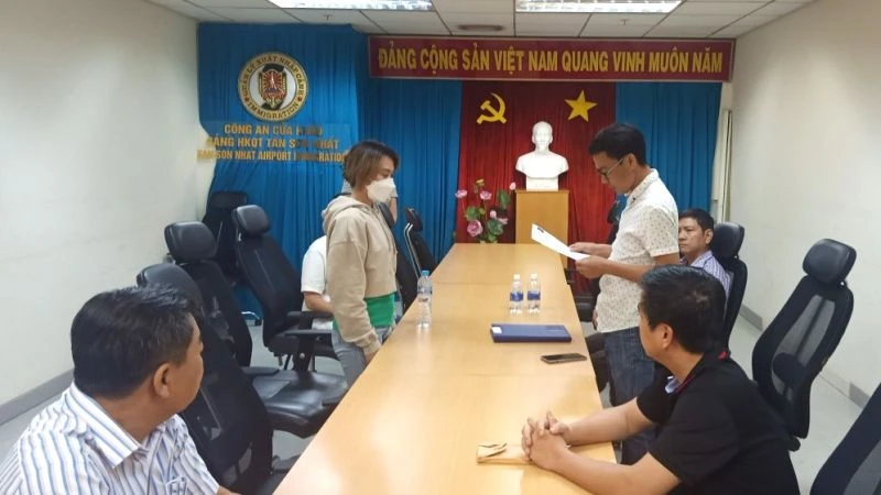 Cơ quan Cảnh sát điều tra, Công an tỉnh Đồng Tháp công bố quyết định truy nã đối tượng Nguyễn Thị Ánh Nga. 