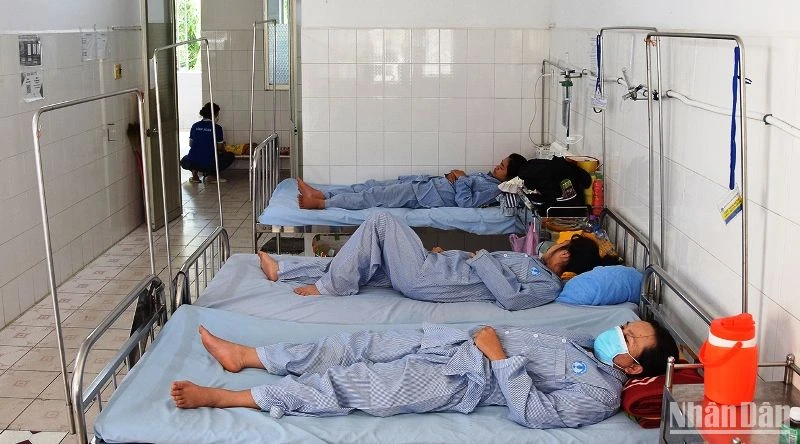 Bệnh nhân sốt xuất huyết điều trị tại Khoa Nhiễm của Bệnh viện Đa khoa Đồng Tháp (ảnh tư liệu).