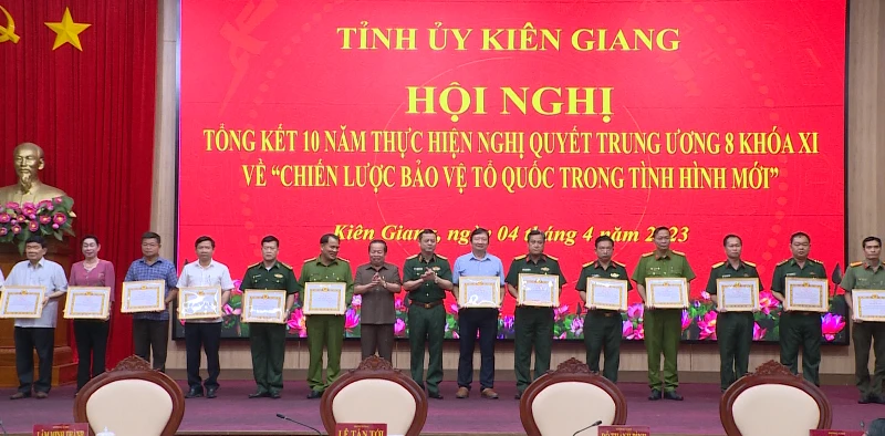 Tỉnh ủy Kiên Giang tặng bằng khen 28 tập thể và 61 cá nhân đạt thành tích xuất sắc trong 10 năm thực hiện Nghị quyết Trung ương 8 khóa XI về Chiến lược bảo vệ Tổ quốc trong tình hình mới. 