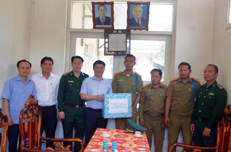 Đoàn công tác tỉnh Thừa Thiên Huế thăm, chúc Tết Đồn Công an Tà Vàng, tỉnh Sê-kông (Lào). (Ảnh: Võ Tiến).