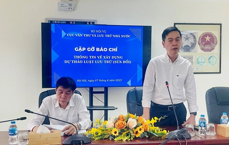 Cục trưởng Cục Văn thư và Lưu trữ nhà nước Đặng Thanh Tùng chia sẻ các thông tin về việc xây dựng dự thảo Luật Lưu trữ (sửa đổi).