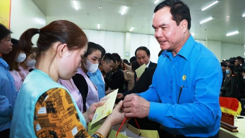 Chủ tịch Tổng Liên đoàn Lao động Việt Nam Nguyễn Đình Khang trao quà tặng công nhân lao động hoàn cảnh khó khăn tại tỉnh Bắc Ninh.
