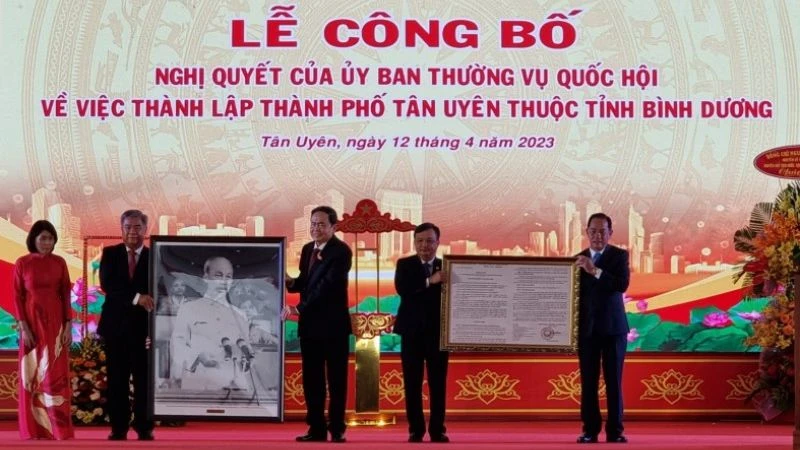 Phó Chủ tịch Thường trực Quốc hội Trần Thanh Mẫn trao nghị quyết và tặng quà lưu niệm cho lãnh đạo thành phố Tân Uyên.