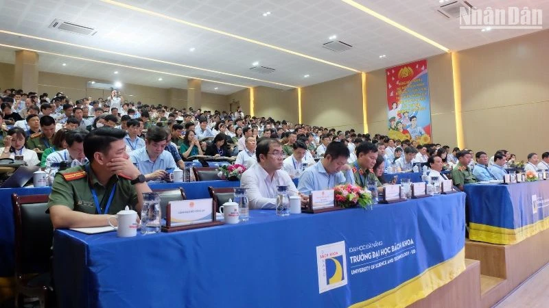 Các đại biểu tham gia hội nghị sáng 17/4 tại Trường Đại học Bách Khoa - Đại học Đà Nẵng.