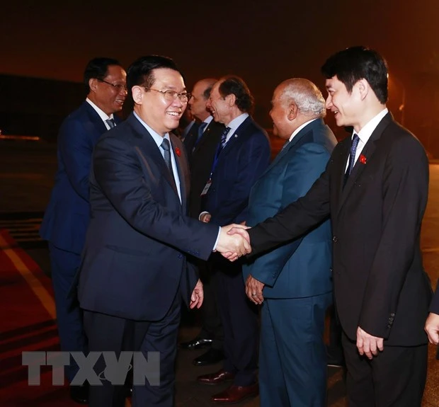 Các đại biểu tiễn Chủ tịch Quốc hội Vương Đình Huệ và các thành viên Đoàn đại biểu cấp cao Quốc hội Việt Nam tại Sân bay Quốc tế Nội Bài. (Ảnh: Doãn Tấn/TTXVN)
