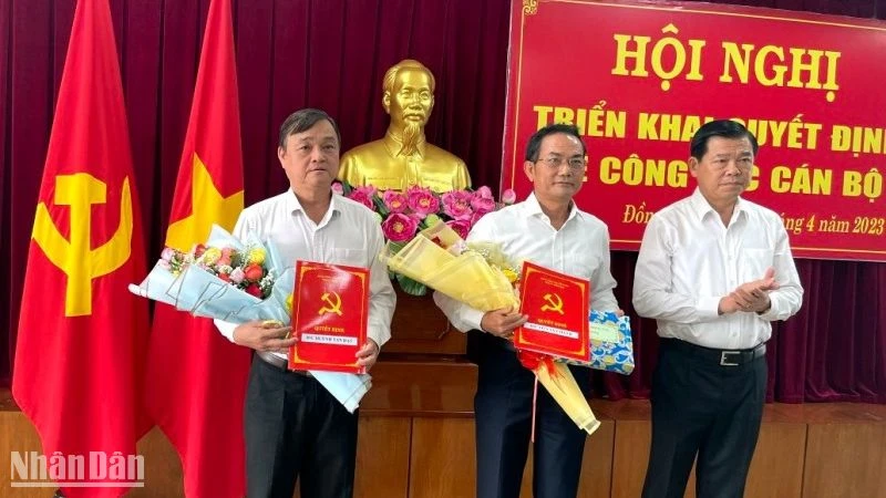 Đồng chí Võ Văn Chánh và đồng chí Huỳnh Tấn Đạt nhận quyết định của Ban Thường vụ Tỉnh ủy Đồng Nai.