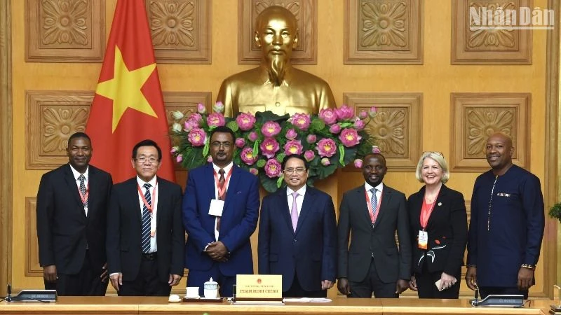Thủ tướng Phạm Minh Chính chụp ảnh với các thành viên Tổ chức phát triển hệ thống lương thực thực phẩm châu Phi.