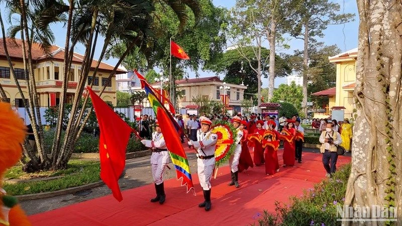 Đoàn lãnh đạo tỉnh Vĩnh Long tiến vào Nhà thờ Vua Hùng trong khuôn viên Bảo Tàng tỉnh Vĩnh Long để dâng hương, dâng vật phẩm lên Vua Hùng.