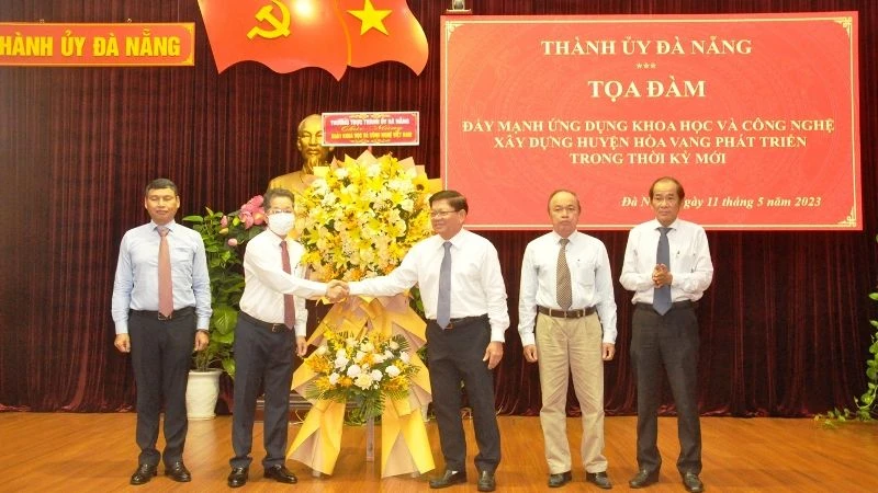 Lãnh đạo thành phố tặng hoa cho các nhà khoa học, chuyên gia… nhân Ngày Khoa học và Công nghệ Việt Nam. 