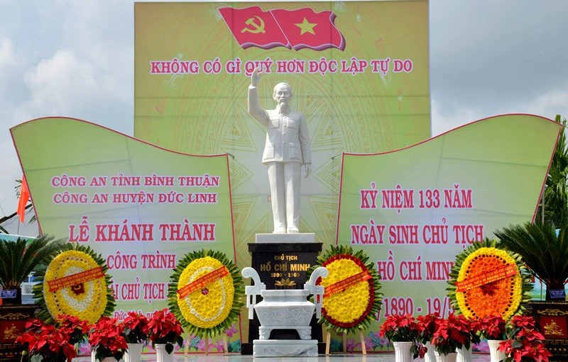 Tượng đài Chủ tịch Hồ Chí Minh tại Công an huyện Đức Linh. 