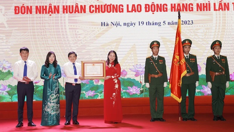 Phó Chủ tịch nước Võ Thị Ánh Xuân trao Huân chương Lao động hạng Nhì tặng tập thể lãnh đạo, cán bộ, giáo viên và người lao động Trường Lê Duẩn.