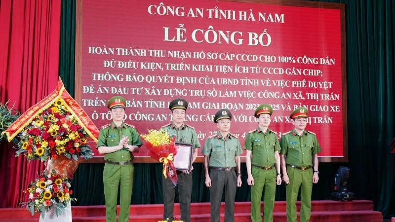 Thứ trưởng Nguyễn Duy Ngọc trao Thư khen của Bộ trưởng Công an tặng Công an tỉnh Hà Nam, đơn vị dẫn đầu cả nước hoàn thành 100% chỉ tiêu cấp căn cước công dân gắn chíp cho công dân.