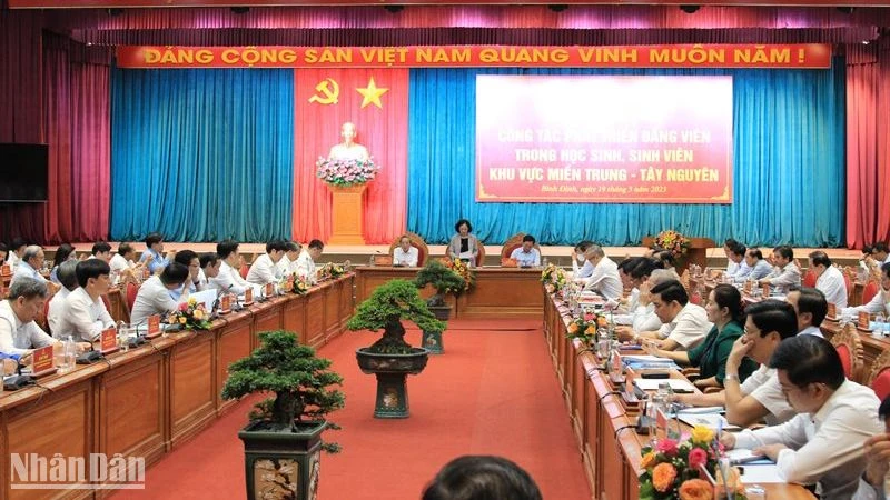 Quang cảnh Hội thảo công tác phát triển đảng viên trong học sinh, sinh viên khu vực miền trung-Tây Nguyên. 