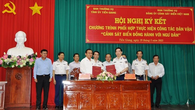 Tỉnh Tiền Giang và Cảnh sát biển Việt Nam ký kết phối hợp. 