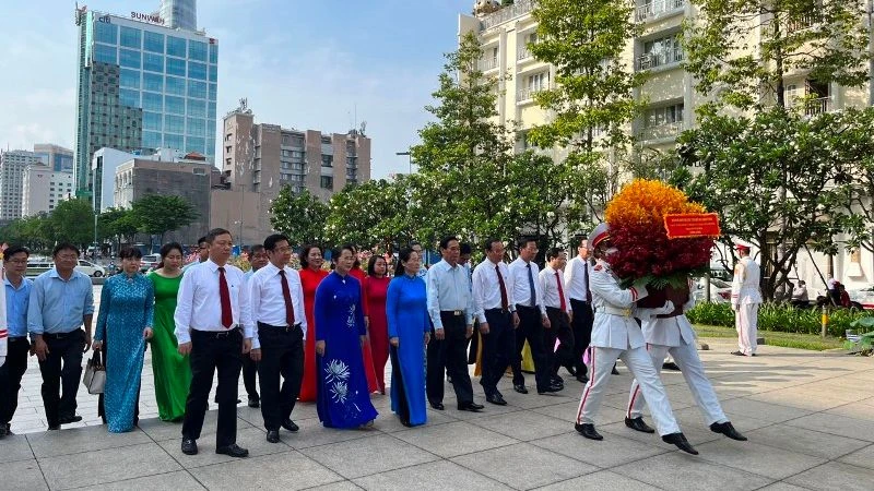 Đoàn đại biểu Thành phố Hồ Chí Minh dâng hoa tưởng nhớ Bác Hồ tại Công viên Tượng đài Chủ tịch Hồ Chí Minh.