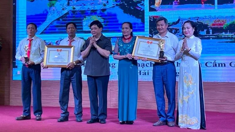 Trao Giải thưởng Đào Tấn cho đại diện các đoàn nghệ thuật bán chuyên xuất sắc.