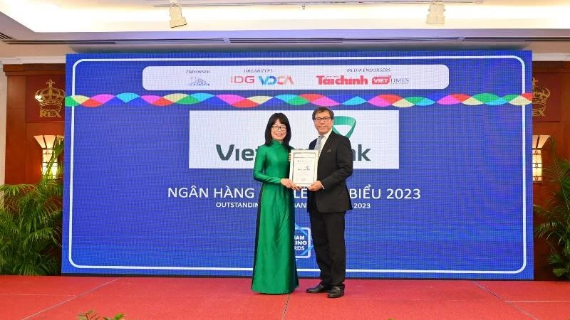 Bà Đoàn Hồng Nhung - Phó Giám đốc Khối Bán lẻ Vietcombank đại diện ngân hàng nhận giải thưởng từ Ban tổ chức. 