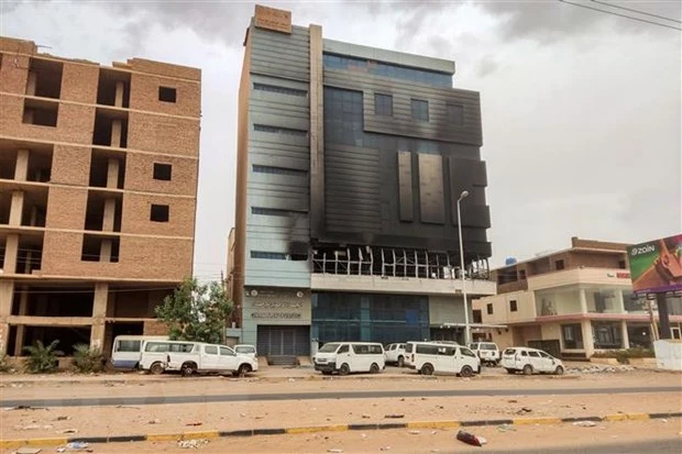 Một tòa nhà bị cháy rụi trong giao tranh giữa Lực lượng Vũ trang Sudan (SAF) và nhóm bán quân sự Các lực lượng Hỗ trợ nhanh (RSF) ở Khartoum ngày 29/5. (Ảnh: AFP/TTXVN)
