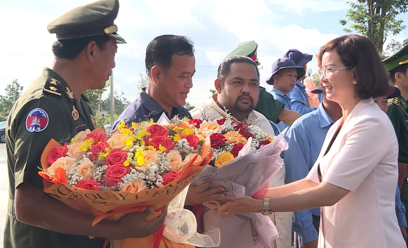 Lãnh đạo tỉnh Bình Phước tặng hoa cảm ơn các đơn vị nước bạn Campuchia đã giúp đỡ đội K72 hoàn thành nhiệm vụ.