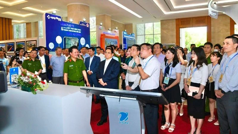 Ông Ngô Diên Hy - Phó Tổng Giám đốc VNPT giới thiệu với Thủ tướng hệ sinh thái Chuyển đổi số của VNPT tại sự kiện.