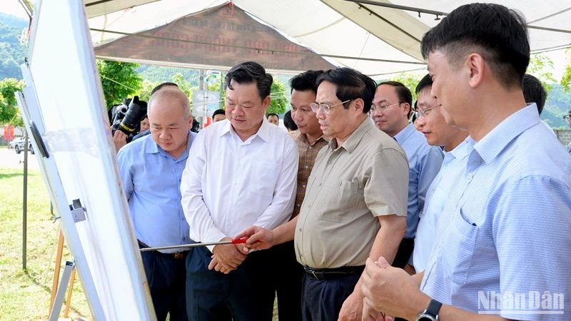 Thủ tướng Phạm Minh Chính thị sát địa điểm quy hoạch xây dựng tuyến cao tốc Chợ Mới - thành phố Bắc Kạn.