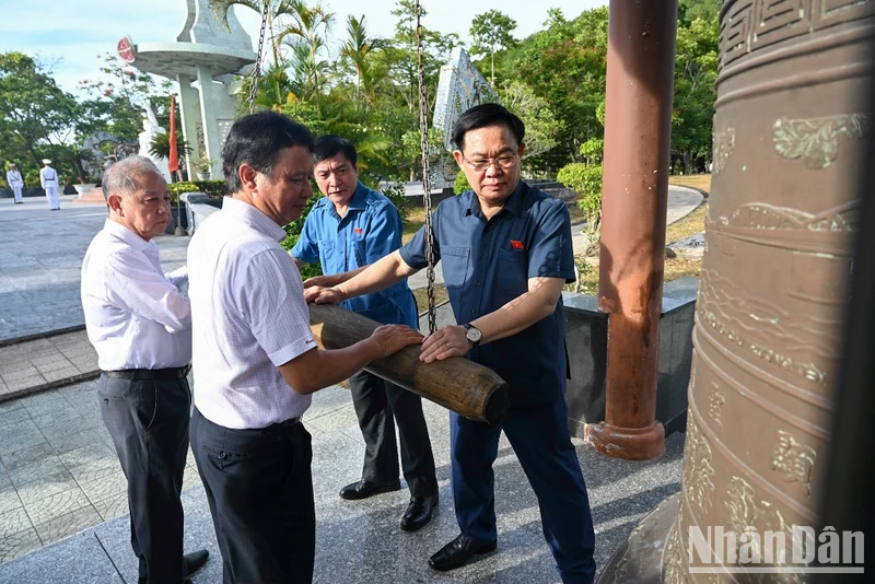 Chủ tịch Quốc hội Vương Đình Huệ và các đại biểu thỉnh chuông tại tháp chuông Hòa Bình ở Nghĩa trang liệt sĩ thành phố Huế.