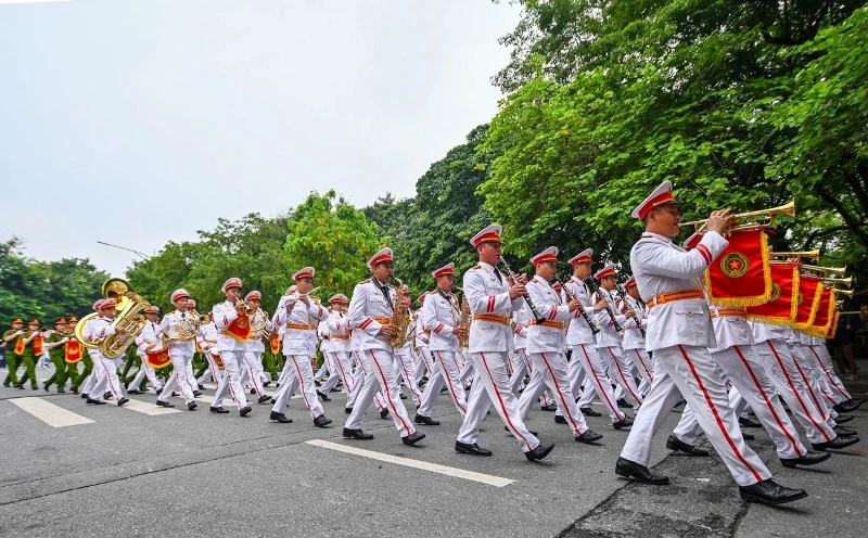 Cán bộ, chiến sĩ Đoàn Nghi lễ Công an nhân dân - Bộ Tư lệnh Cảnh sát cơ động biểu diễn nhạc kèn trên phố đi bộ. 
