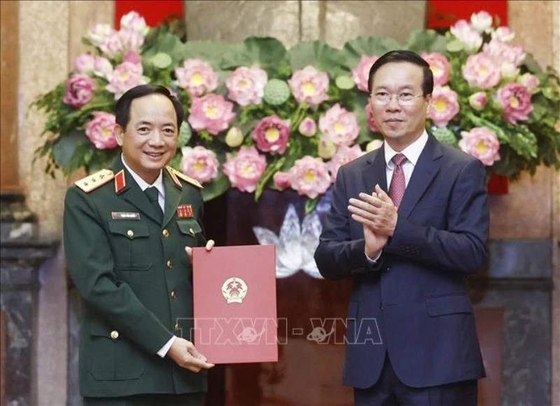 Chủ tịch nước Võ Văn Thưởng trao Quyết định thăng quân hàm cho đồng chí Trịnh Văn Quyết. (Ảnh: TTXVN)