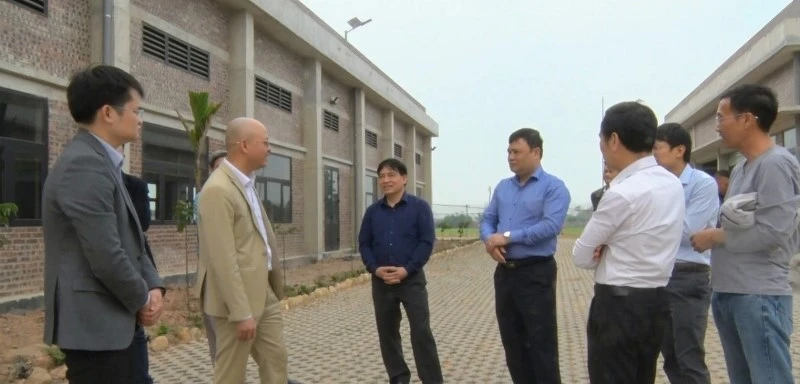 Chủ tịch UBND huyện Lê Nguyễn Thành Trung (thứ 4 từ trái sang) kiểm tra tiến độ thi công Dự án Nhà máy nước sạch sông Hồng.