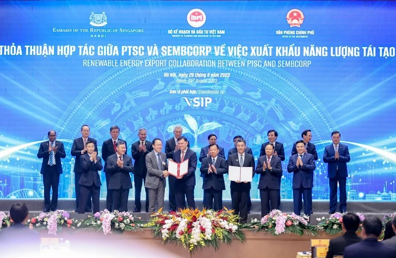 Hai Thủ tướng Chính phủ Việt Nam và Singapore chứng kiến trao nhận giấy phép khảo sát cho dự án điện gió ngoài khơi tại Việt Nam.