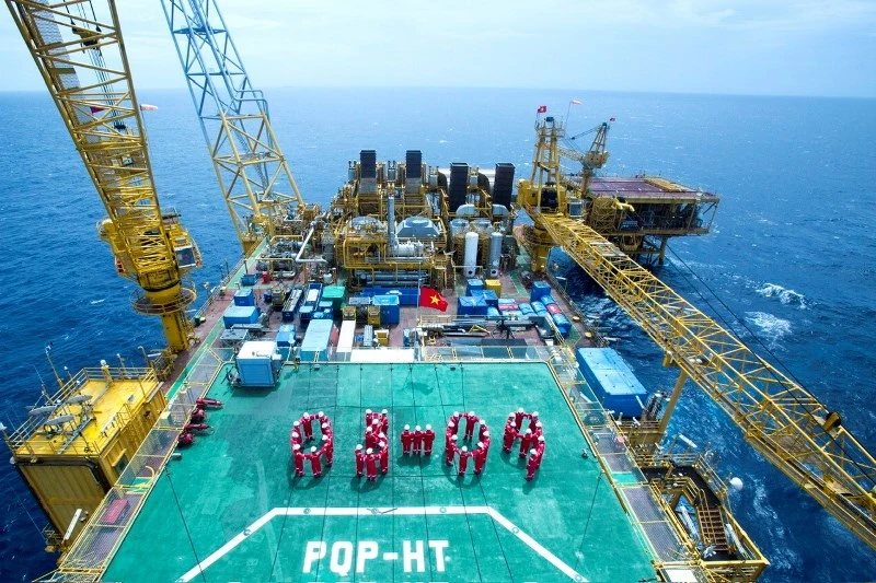 Các kỹ sư, người lao động trên cụm giàn Hải Thạch - Mộc Tinh xếp hình chào mừng ngày thành lập Petrovietnam (3/9). 