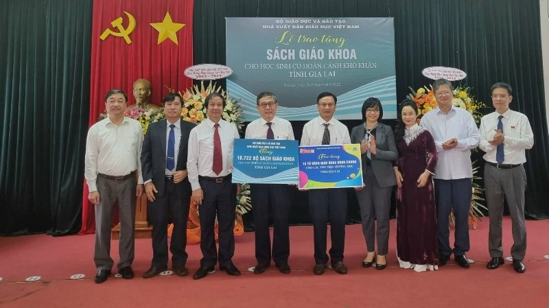 Bộ trưởng Giáo dục và Đào tạo Nguyễn Kim Sơn (thứ 3 từ trái sang) và đại diện Nhà xuất bản Giáo dục Việt Nam trao tặng bộ sách giáo khoa và Tủ sách dùng chung cho tỉnh Gia Lai.