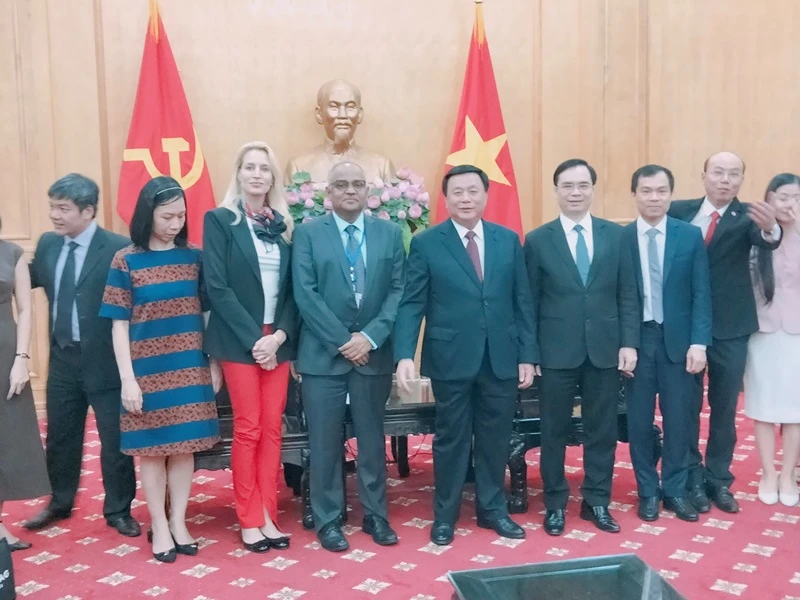 Đồng chí Nguyễn Xuân Thắng cùng đại diện Học viện trong buổi tiếp Đoàn ADB.