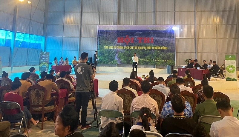 Người dân xã Mường Phăng, thành phố Điện Biên Phủ hào hứng theo dõi hội thi “Tìm hiểu chính sách chi trả dịch vụ môi trường rừng” do Quỹ Bảo vệ và Phát triển rừng tỉnh Điện Biên tổ chức.