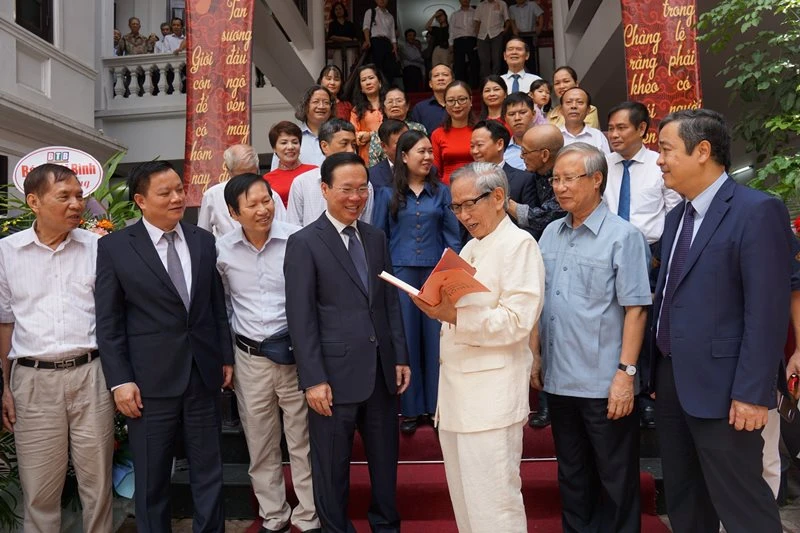 Chủ tịch nước Võ Văn Thưởng dự buổi giới thiệu tác phẩm "Còn có ai người khóc Tố Như" của Nhà văn Võ Bá Cường do Hội Nhà văn Việt Nam phối hợp Ủy ban nhân dân tỉnh Thái Bình tổ chức.