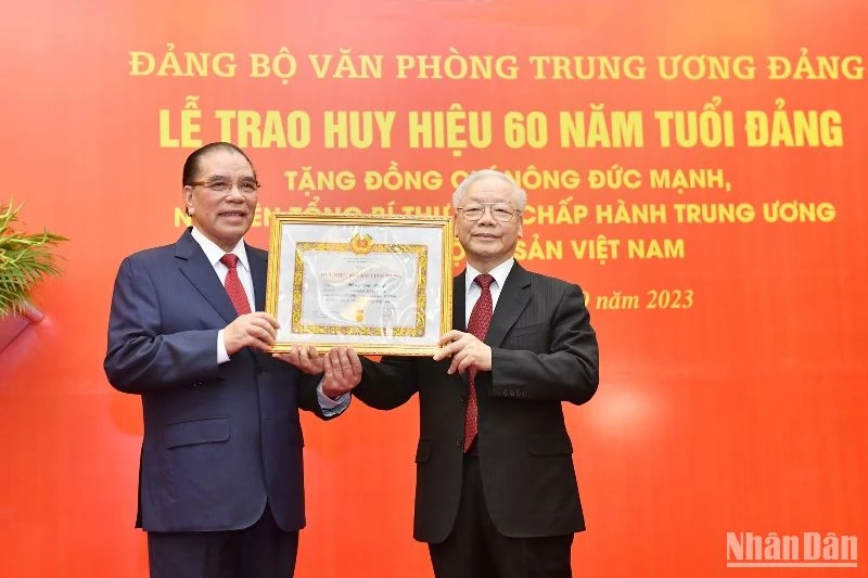 Tổng Bí thư Nguyễn Phú Trọng trao Huy hiệu 60 năm tuổi Đảng tặng nguyên Tổng Bí thư Nông Đức Mạnh. (Ảnh: Đăng Khoa)