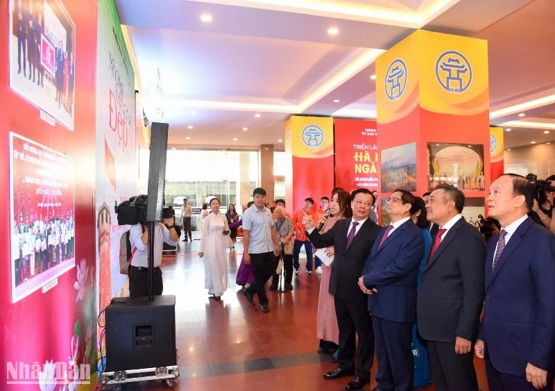 Thủ tướng Phạm Minh Chính và các đại biểu tham quan triển lãm.