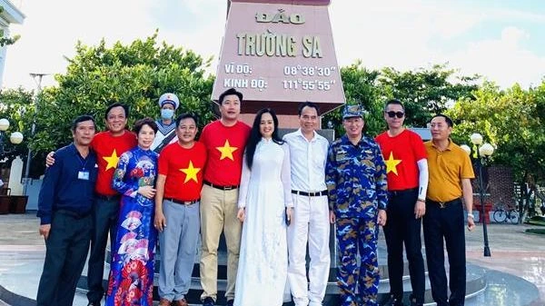 Doanh nhân Nguyễn Văn Tưởng ( thứ 4 từ bên trái sang) cùng Bí thư Tỉnh ủy Khánh Hòa Nguyễn Hải Ninh (thứ 3) từ bên trái sang thăm đảo Trường Sa