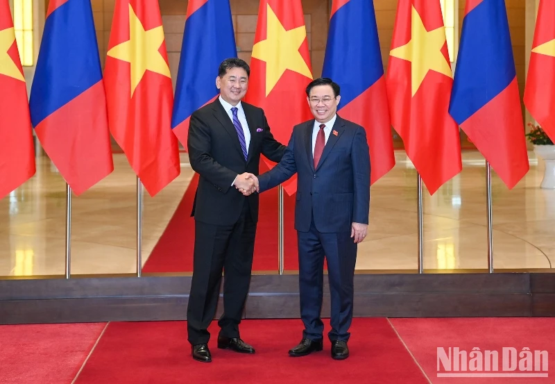 Chủ tịch Quốc hội Vương Đình Huệ và Tổng thống Mông Cổ Ukhnaagiin Khurelsukh. (Ảnh: Duy Linh) 